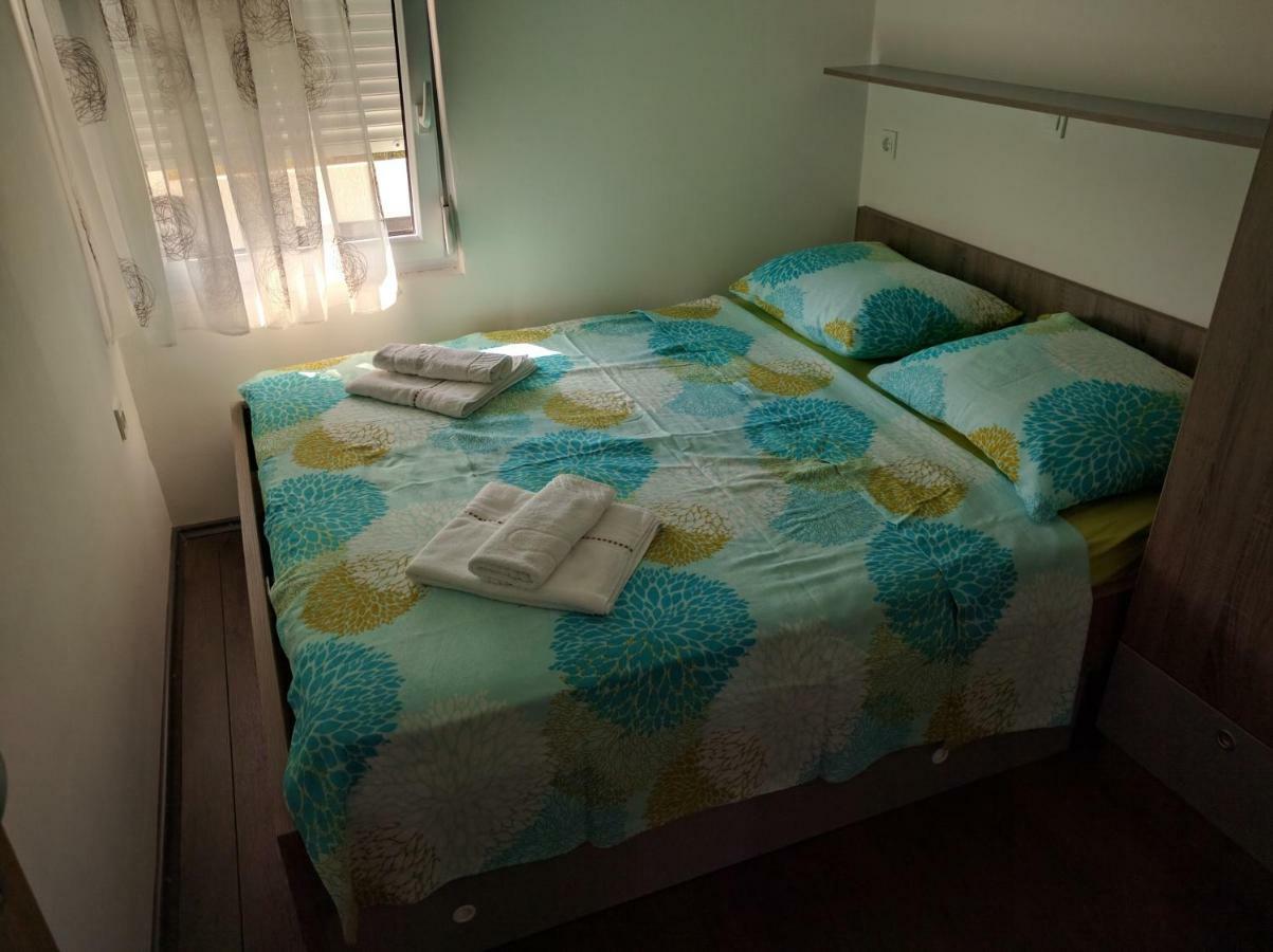 Apartmani Deak Vir Exterior photo